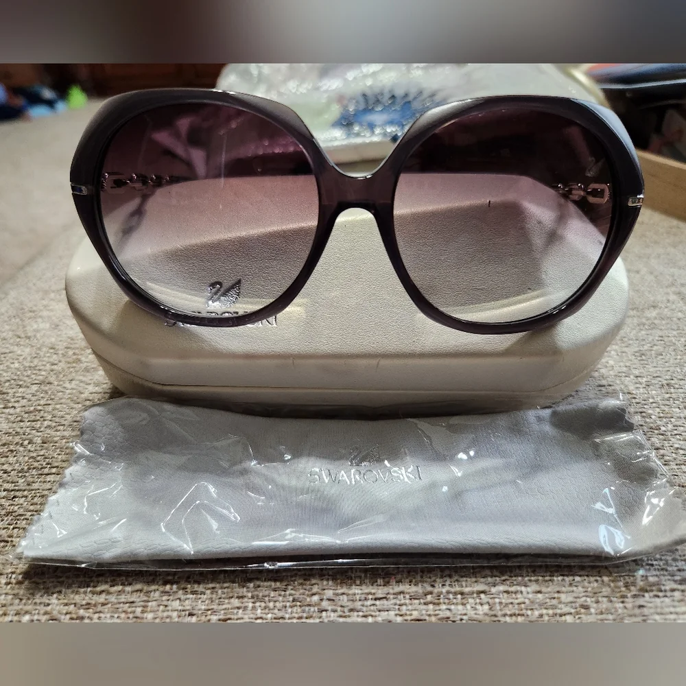 NEW SWAROVSKI COSMOPOLITAN SUNGLASSES. Cleaning cloth and case included.